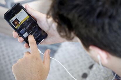 Un joven escuchando un &#039;podcast&#039;.