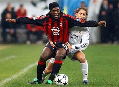 Seedorf protege el balón ante Míchel Salgado.