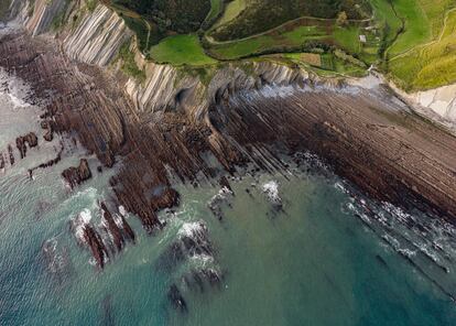 Estratos de la ruta del Flysch entre Zumaia y Mutriku (Gipuzkoa), dentro del geoparque de la Costa Vasca.  