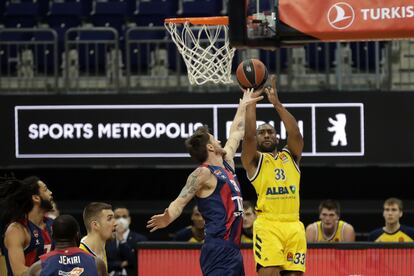 Jayson Granger lanza a canasta ante Polonara este martes en el partido entre el Alba Berlin y el Baskonia en la capital alemana.