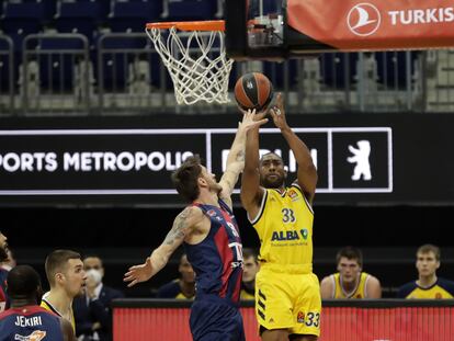 Jayson Granger lanza a canasta ante Polonara este martes en el partido entre el Alba Berlin y el Baskonia en la capital alemana.