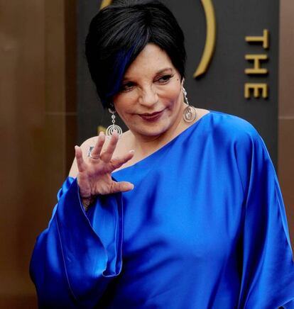 <p>Liza Minnelli es probablemente el icono de la comunidad gay por excelencia, una actriz que ha trabajado de manera incansable por sus derechos y que también ha luchado por una mayor investigación en la lucha contra el sida. “¿Dónde estaría sin la comunidad LGTB de almas deslumbrantes que siempre me ha apoyado y comprendido en un nivel único y extraordinario?”, empieza preguntándose en su carta la intérprete de ‘Cabaret’.</p> <br> <p> <p> “En los años dorados de Hollywood, muchos no podían ser ellos mismos en su trabajo ni vivir su verdadera naturaleza, aunque era su creatividad que moldeaba los sueños de Hollywood y del mundo. Y ellos eran mis amigos. Aprendí que diferente significa muchas cosas: libertad, opresión, celebración, tristeza, responsabilidad, ocultación, protesta, compartir, pero sobre todo ser sincero con uno mismo sin importar el precio”, escribe.</p> <br> <p> <p> “Hoy celebro a todas las personas especiales, pasadas y presentes, que hicieron posible que yo esté aquí y sea valientemente diferente. Sus ejemplos me han dado forma, y sin ellos mi vida estaría vacía”, termina su carta de amor.</p> <br> <p>