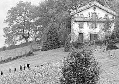 El caserío de Gartzain, durante la reconstrucción de los hechos.