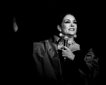 La actriz y cantante Nati Mistral, en una actuación en 1997.