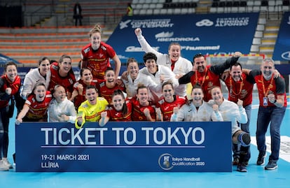 La selección española celebra la clasificación para los Juegos tras vencer a Argentina.