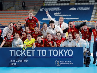 La selección española celebra la clasificación para los Juegos tras vencer a Argentina.