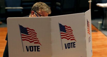 Un estadounidense ejerciendo su derecho al voto.