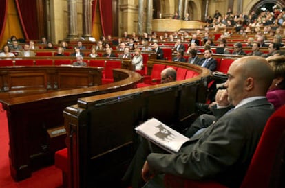 El portavoz del PP en el Parlamento catalán, Daniel Sirera, durante el pleno que ha abierto hoy la puerta a prohibir las corridas de toros en Cataluña.
