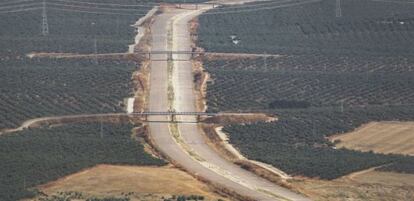 Foto a&eacute;rea de un tramo paralizado de la SE-40.