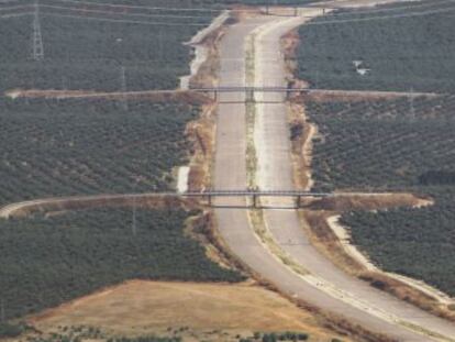 Foto a&eacute;rea de un tramo paralizado de la SE-40.