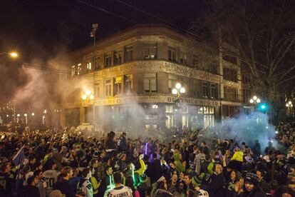 Los aficionados de Seattle celebran la victoria de su equipo por las calles de la ciudad 