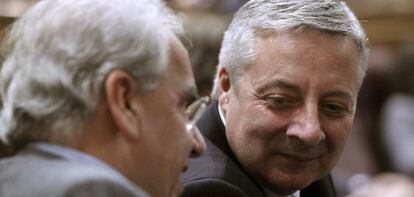 El exministro José Blanco con Alfonso Guerra, la semana pasada en el Congreso.