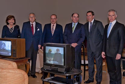 En la imagen, de izquierda a derecha, Pilar Aresti, presidenta del Comité de Miembros de Honor del Museo Guggenheim Bilbao;  Iñaki Azkuna, Alcalde de Bilbao; Dimitris Daskalopoulos, Coleccionista; Ignacio S. Galán, Presidente de Iberdrola; Jose Luis Bilbao, Diputado General de Bizkaia y Juan Ignacio Vidarte, director general del Museo Guggenheim Bilbao.