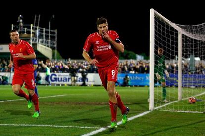 Gerrard celebra su gol tras marcar ante el AFC Wimbledon en FA Cup.