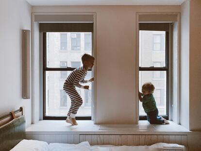 Dos niños juegan en su habitación.