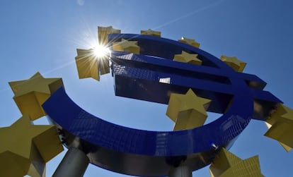 Símbolo del euro a las puertas del Banco Central Europeo, en Fráncfort.