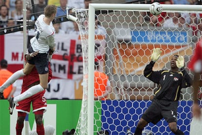 Crouch supera al defensa y cabecea el primer gol de Inglaterra.