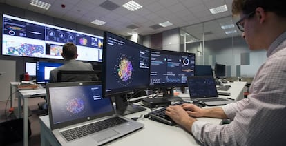 Sala de monitorização digital da Indra em San Fernando de Henares (Madri).