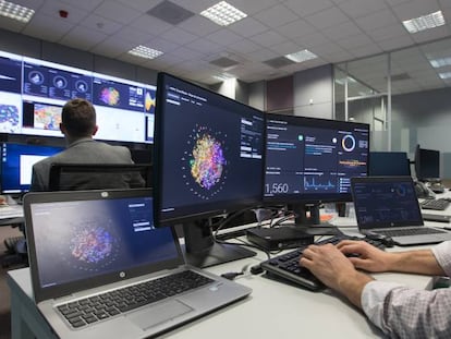 Sala de monitorização digital da Indra em San Fernando de Henares (Madri).