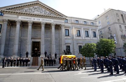 La Puerta de los Leones del Congreso de los Diputados se abre para homenajear al expresidente Leopoldo Calvo Sotelo en el funeral de Estado el 4 de mayo del 2008.