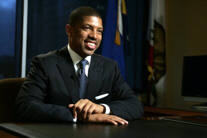 El exjugador de baloncesto, Kevin Johnson (1966), disputó 12 temporadas en la NBA, la mayor parte con los Phoenix Suns. En 1994, fue convocado por la selección de baloncesto de Estados Unidos para jugar en el campeonato mundial de baloncesto, donde el país ganó la medalla de oro. Johnson fue elegido alcalde de Sacramento en 2008, su ciudad natal. Ocupó el cargo ocho años, después de ser reelegido en 2012. Fue el primer alcalde afroamericano en ocupar el cargo en Sacramento.