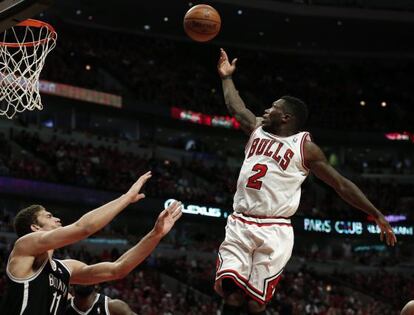 Nate Robinson lanza ante Brook López.