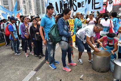 La organización social Barrios de Pie organiza una olla popular en el puente Pueyrredón.
