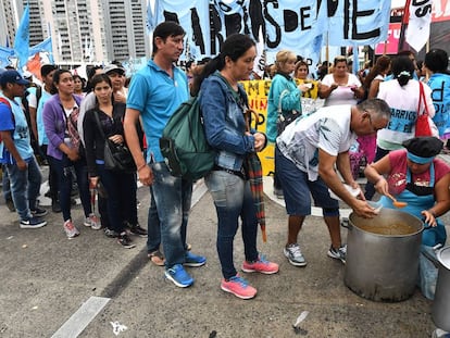 La organizaci&oacute;n social Barrios de Pie organiza una olla popular en el puente Pueyrred&oacute;n.