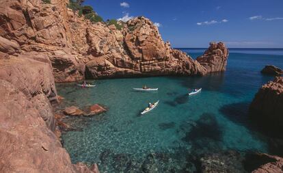 Excursionistas en kayak en el cabo de Asta, en la costa de Cardedu (Cerdeña).