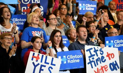 Seguidores de Hillary Clinton asisten a un acto de campaña, el 21 de octubre, en Cleveland, Ohio (EE UU).