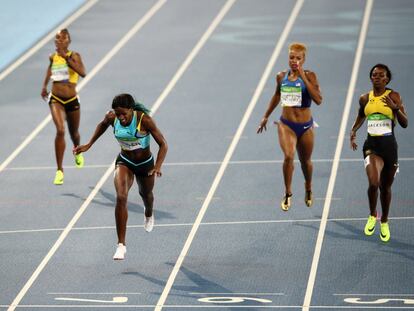 Shaunae Miller (Bahamas) se tira en plancha al cruzar la línea de meta para ganar la medalla de oro en los 400 metros femenino por delante de la estadounidense Allyson Felix y la jamaicana Shericka Jackson.