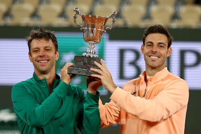 Zeballos y Granollers posan con el trofeo de campeones en la Philippe Chatier.