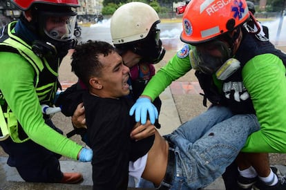 Miembros de la oposición trasladan a un herido.