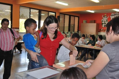 La número dos de Compromís acude a votar con sus hijos