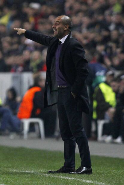 El técnico del Barcelona, Guardiola, durante el partido ante el Viktoria Plzen en Praga.