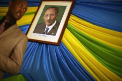 El director de la prisión de Nyanza observa el retrato del presidente Paul Kagame.
