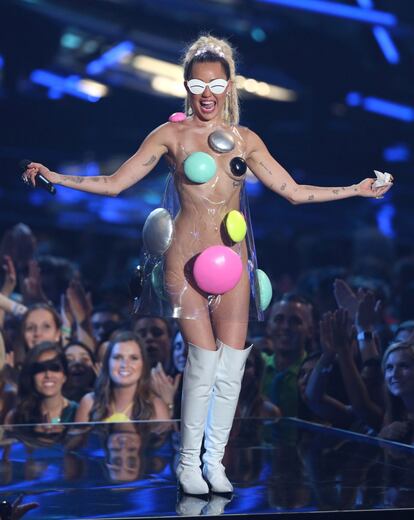 Miley Cyrus vistió numerosos atuendos a lo largo de la noche.