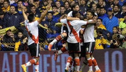 Los jugadores de River celebran un tanto frente a Boca.