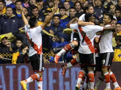 Los jugadores de River celebran un tanto frente a Boca.