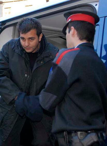 Lluís Corominas, bajando de un furgón policial.