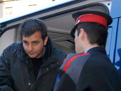 Lluís Corominas, bajando de un furgón policial.