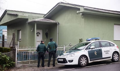 Agentes de la Guardia Civil vigilan la casa del detenido.