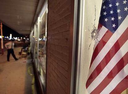 Impacto de bala en un comercio de Samson (Alabama) tras los disparos de Michael McLendon.