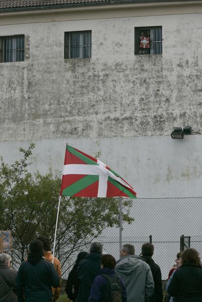 Familiares de presos de ETA, frente a la prisión de San Sebastián en 2007.