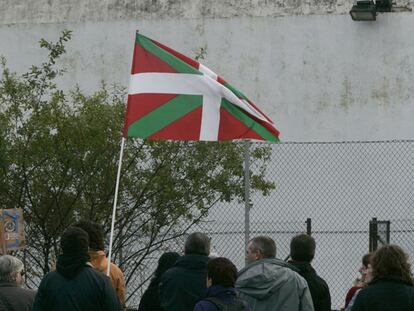 Familiares de presos de ETA, frente a la prisión de San Sebastián en 2007.