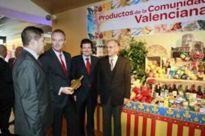 Fotografía cedida por la Generalitat del president, Alberto Fabra (2º i) , y el presidente de Carrefour, Rafael Arias-Salgado (d) , durante la entrega de los premios a la mejor pyme agroalimentaria y a la empresa más innovadora de la Comunitat Valenciana.