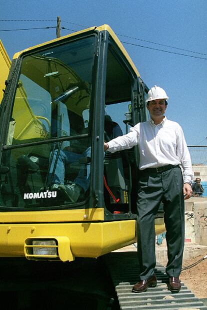 El entonces 'conseller en cap', Artur Mas, posa en 2002 en el inicio de las obras de la línea 9 de metro