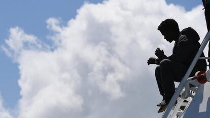 Un joven migrante espera desembarcar en el puerto de Salerno, Italia.