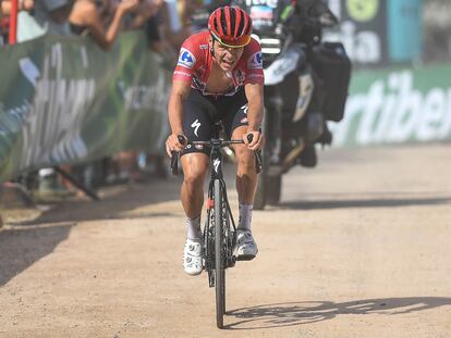 Evenepoel, en el momento de cruzar la meta tras la subida a Les Praeres.