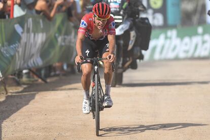 Evenepoel, en el momento de cruzar la meta tras la subida a Les Praeres.